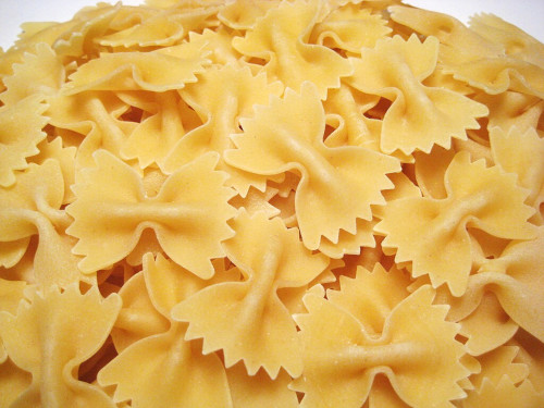The image shows a pile of Farfalle pasta