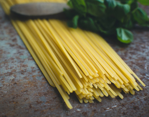 The image shows a pile of Linguine pasta