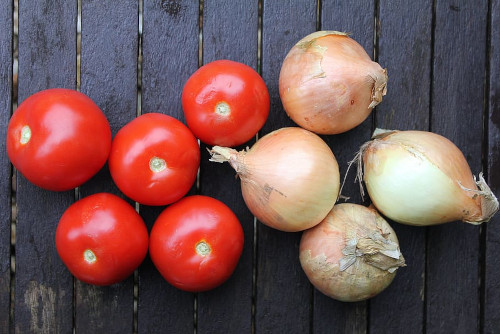 The image shows a Quercetin-ricih tomatoes and onions